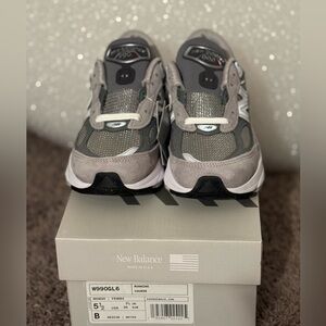 New Balance Women 990 v6 Gray Sneakers